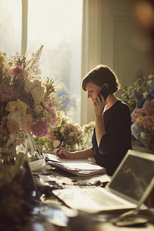 Wedding Planner Vs. Coordinator (Explained) 5 wedding coordinator, focused planning.