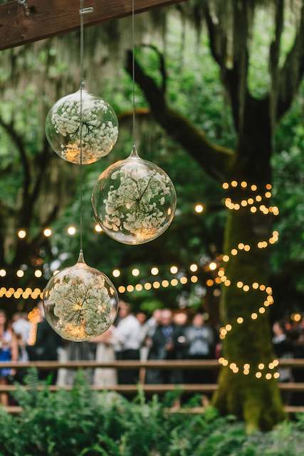 Hanging Orbs with Entwined Baby’s Breath whimsical touch with glass orbs filled with baby’s breath, illuminated by tiny fairy lights. This adds a magical element to the decor, perfect for evening or garden weddings